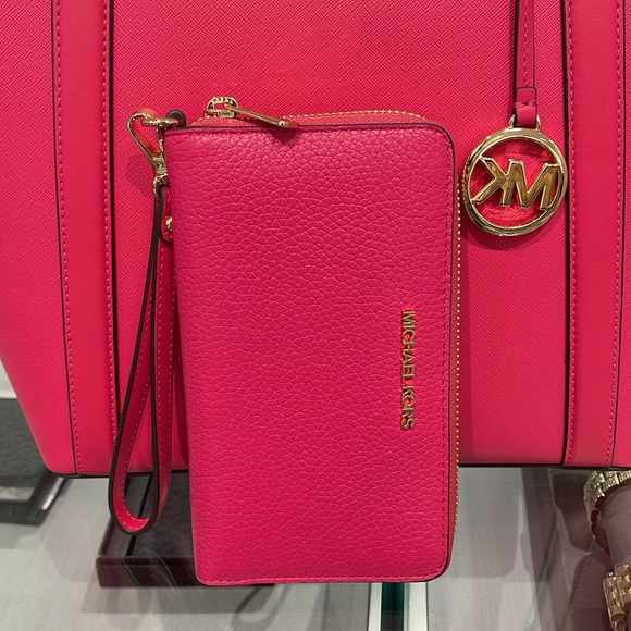 MICHAEL KORS LARGE FLAT MULTIFUNCTION PHONE CASE WALLET WRISTLET 
ELECTRIC PINK - Picture 12 of 16